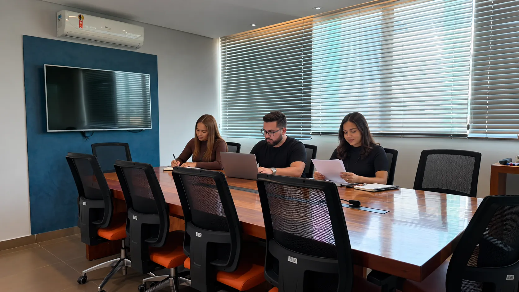 Sala de reunião Dubai da Future Place, com pessoas trabalhando (imagem criada com IA)