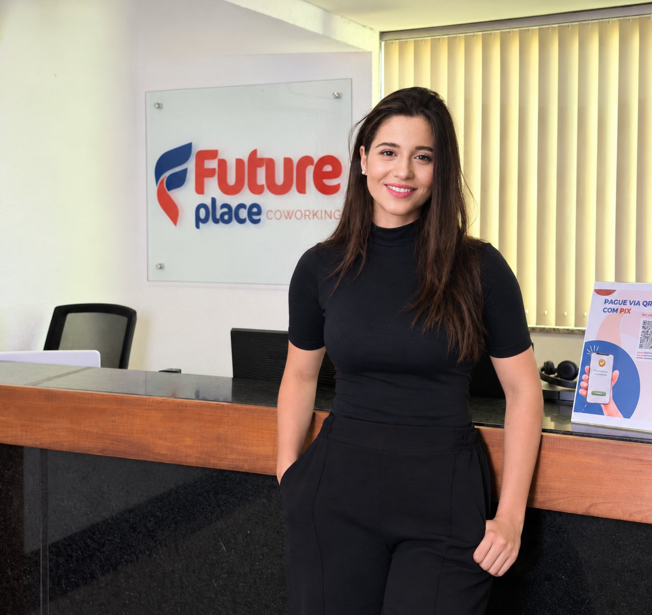 Luísa, da equipe da Future Place, sorrindo na recepção do coworking em Venda Nova, Belo Horizonte