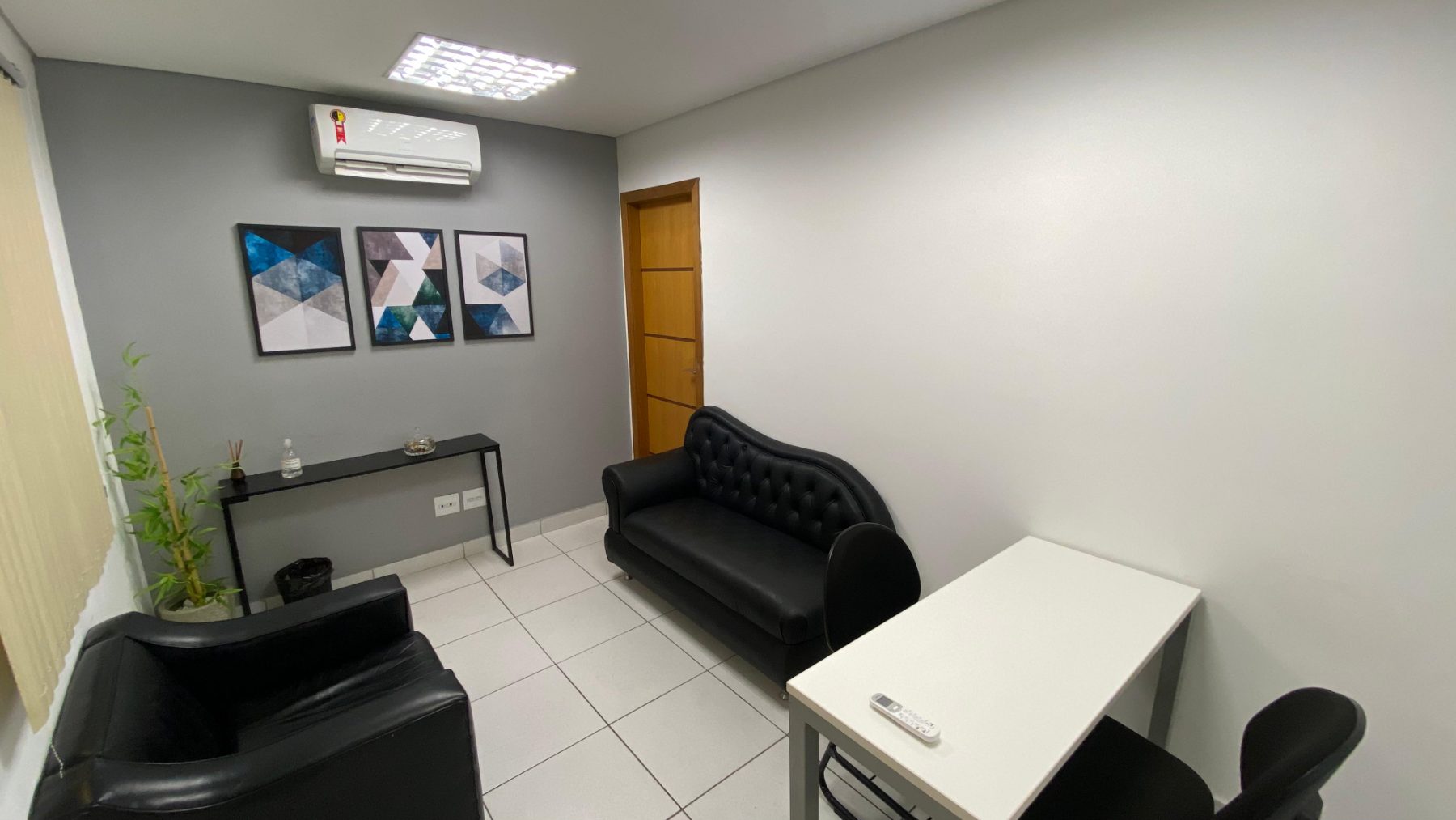 Sala de atendimento Singapura, ambiente reservado para até 5 pessoas