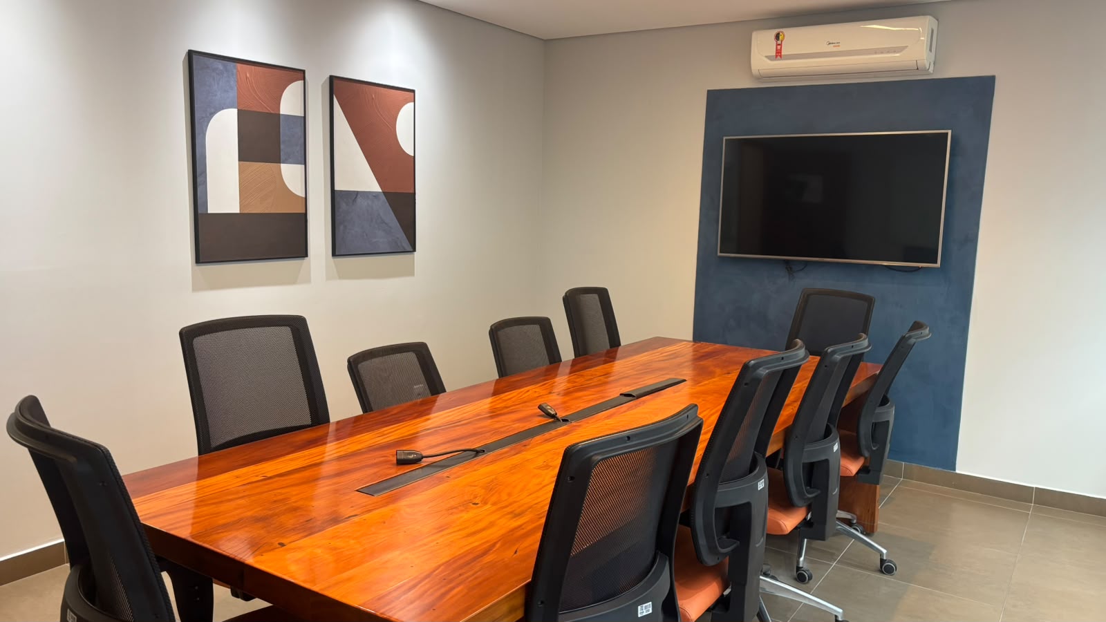 Sala de reunião Dubai com mesa de madeira maciça para 10 pessoas