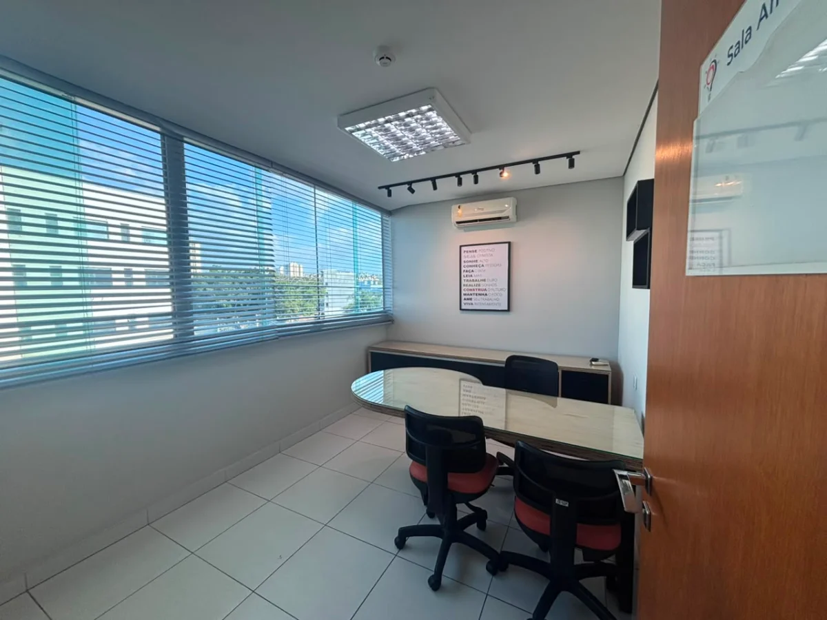 Sala privativa Amsterdã da Future Place Coworking, mobiliada e com janela